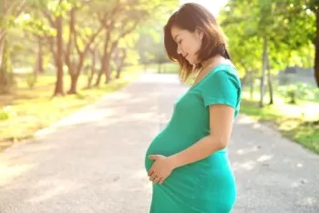 Phụ nữ trên 35 tuổi muốn mang thai thì hãy…phơi nắng