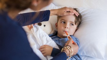 Chăm sóc trẻ khi sốt: Nên và không nên?