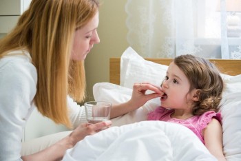 Hướng dẫn cha mẹ khi sử dụng kháng sinh cho trẻ