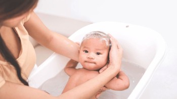 Hướng dẫn tắm trẻ sơ sinh mẹ nào cũng phải biết