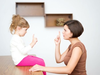 Những dấu hiệu bất thường ở con: Bố mẹ cần làm gì?