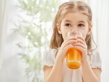 Cha mẹ có biết những điều này khi cho trẻ uống nước ép trái cây?