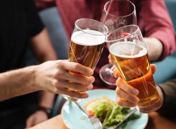 Những quy tắc “cấm kỵ” khi uống bia vào mùa hè