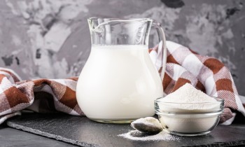 Sữa tươi – Sữa bột: Lựa chọn nào tốt nhất cho người già?