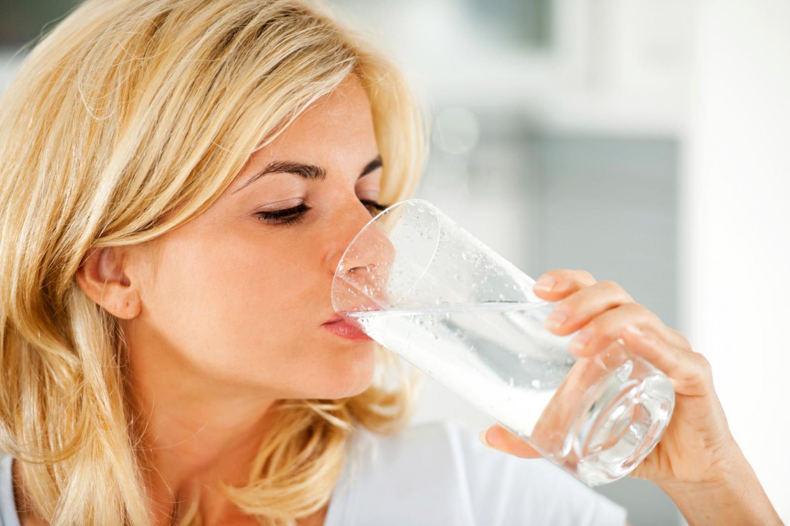 10 lợi ích của việc uống nước khi thức dậy 1