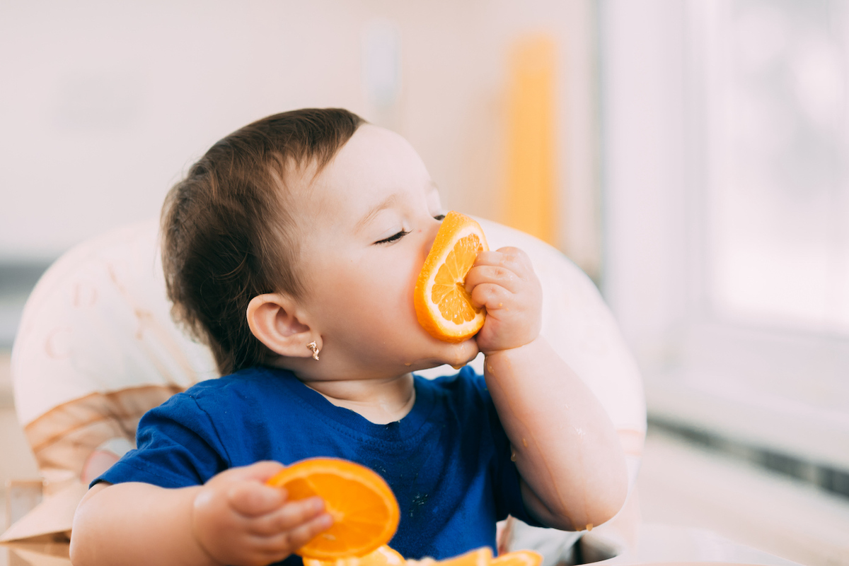 Trẻ ăn cam mỗi ngày có ảnh hưởng tới hấp thu chất dinh dưỡng không 1