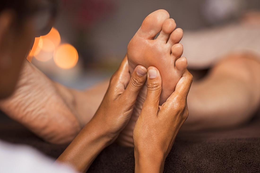 Massage chân trước khi ngủ có lợi gì 1