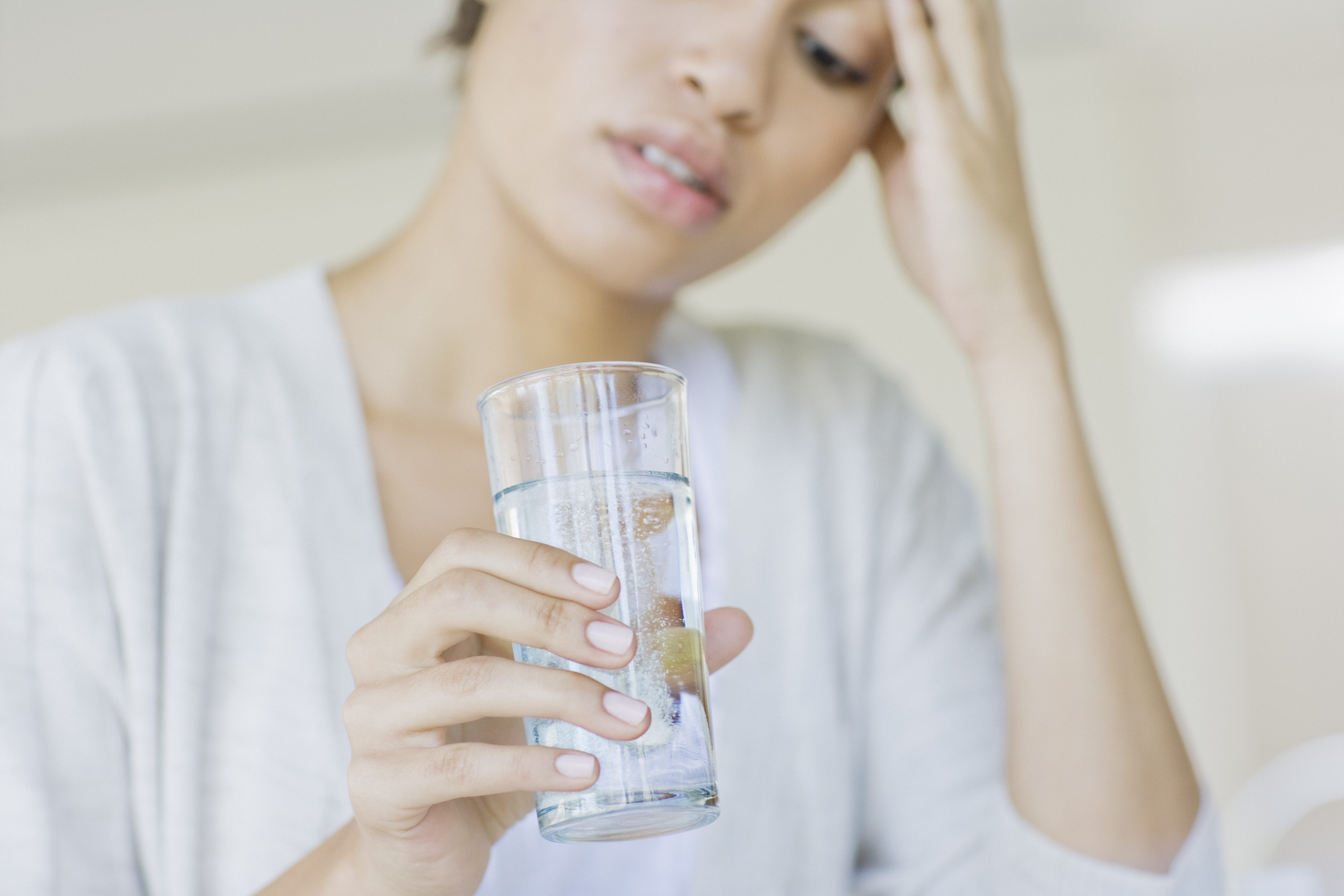 Người phụ nữ tử vong vì uống 2 lít nước trong 20 phút 1