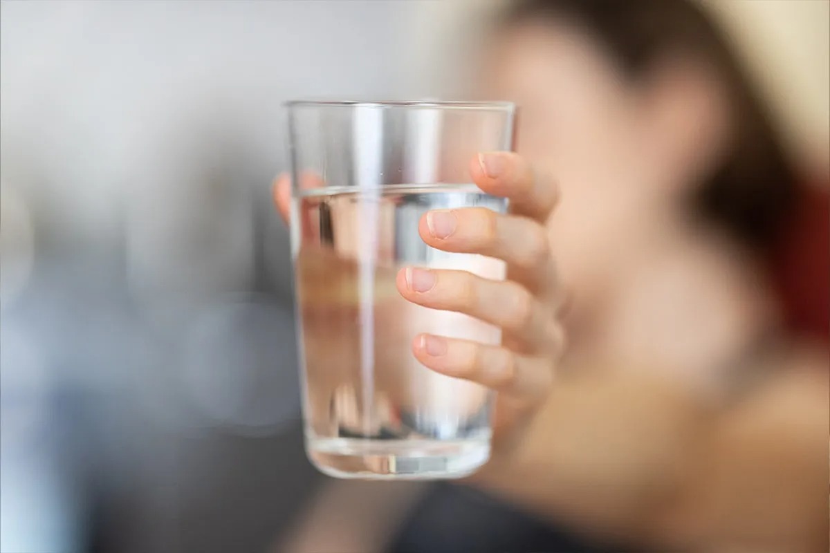 Người phụ nữ tử vong vì uống 2 lít nước trong 20 phút 2