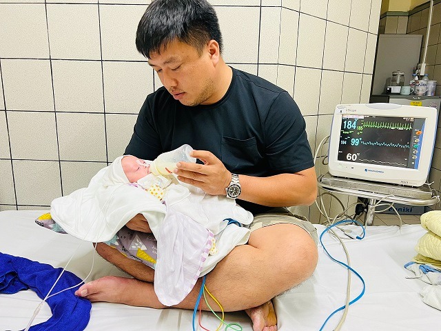 Nuôi sống bé sinh non có tuổi thai và cân nặng nhỏ nhất Việt Nam 2