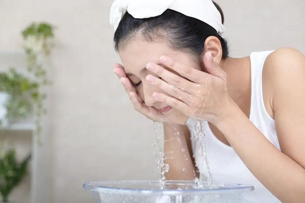 Rửa mặt bằng nước muối có hại da không 2