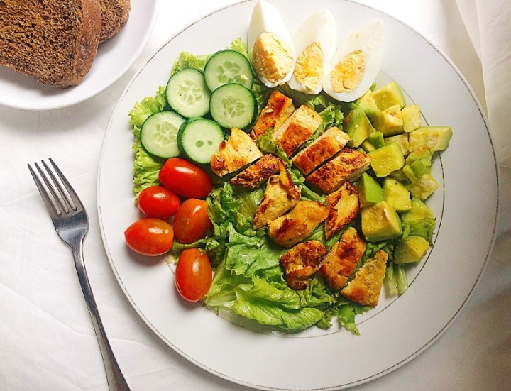 ăn thô với salad trái cây