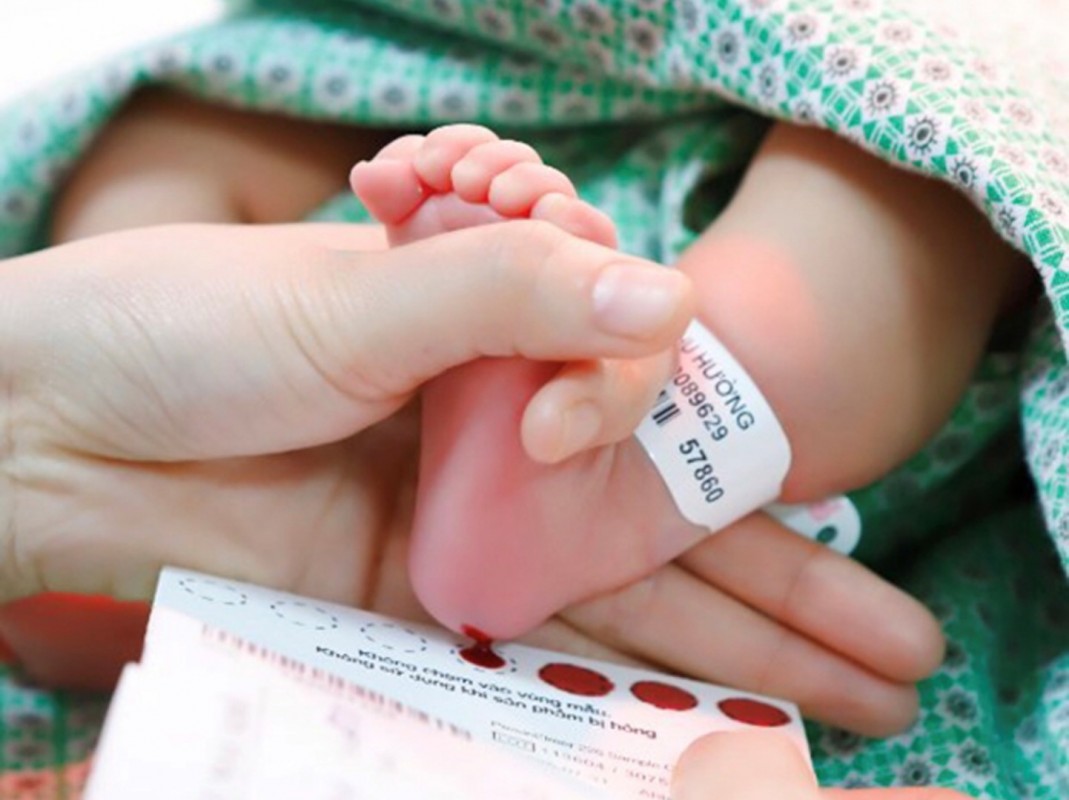 Lấy máu gót chân cho trẻ sơ sinh có thể phát hiện được bệnh nào 1