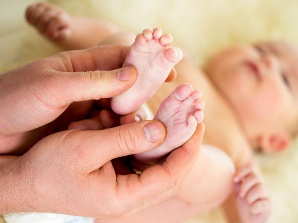 Lấy máu gót chân cho trẻ sơ sinh có thể phát hiện được bệnh nào 2