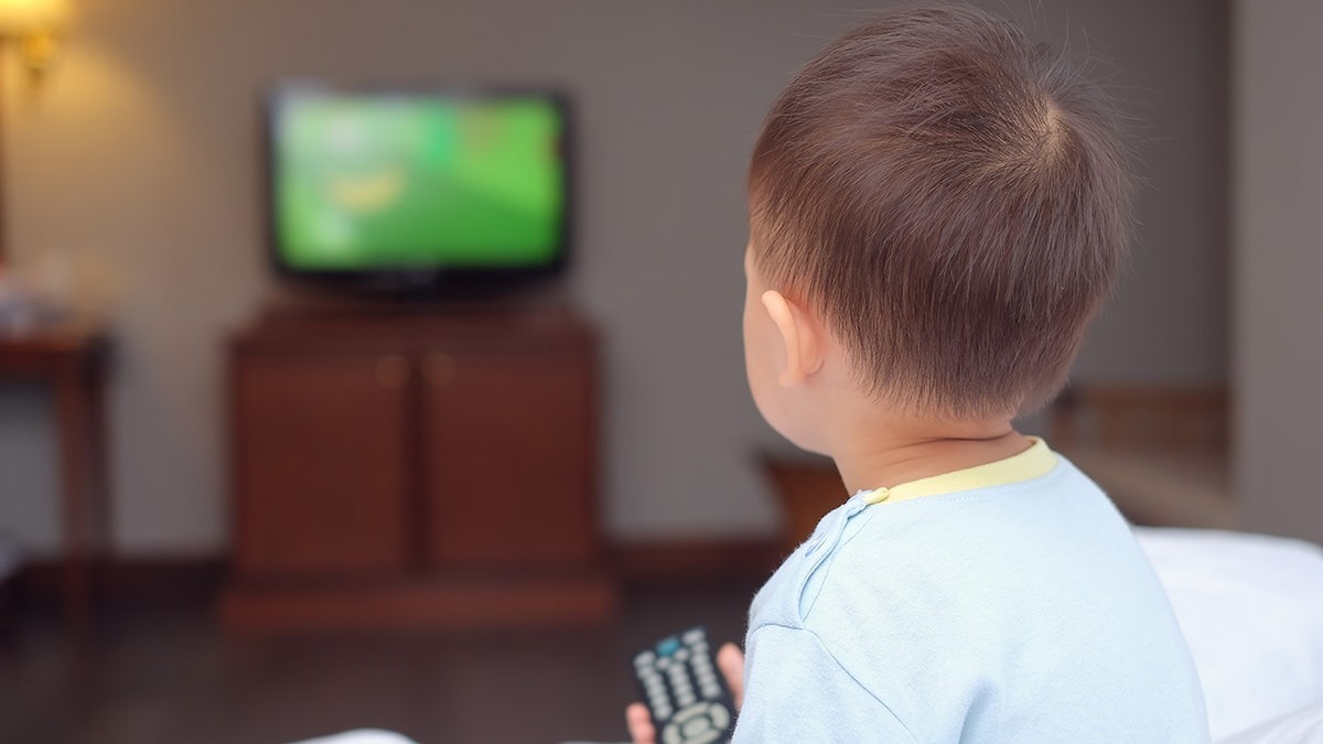Cho trẻ xem TV từ 1 tuổi 1