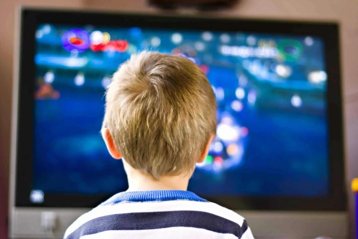 Cho trẻ xem TV từ 1 tuổi 3