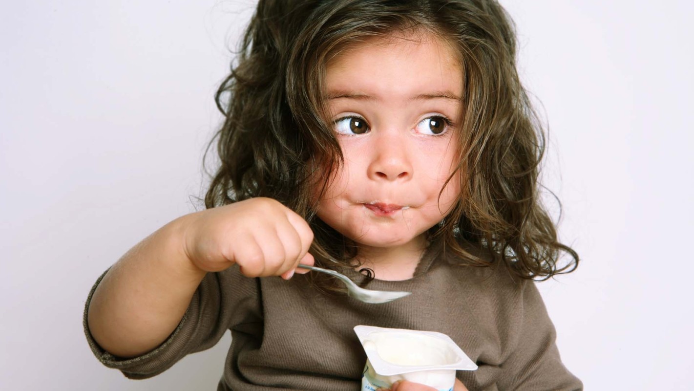 Cho trẻ ăn sữa chua thế nào để không phản tác dụng 2