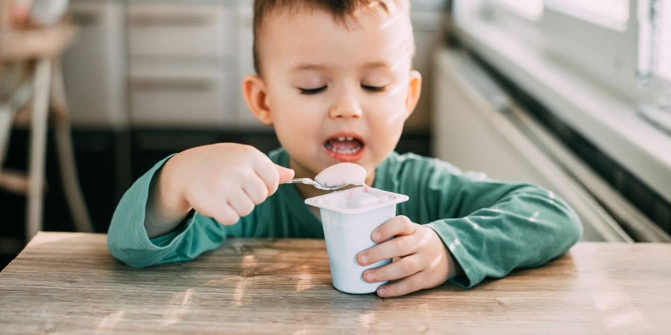 Cho trẻ ăn sữa chua thế nào để không phản tác dụng 4