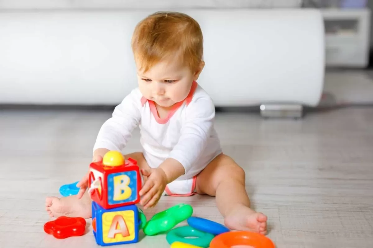 Đồ chơi phát triển cho trẻ 1-2 tuổi: Bố mẹ nên mua gì?