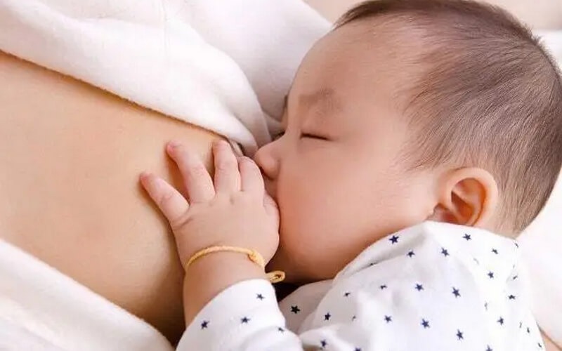 Tại sao nên sổ sữa cho trẻ sơ sinh 1