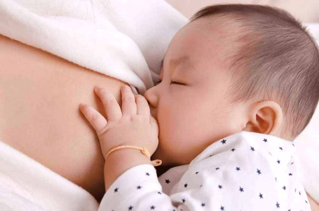 Tại Sao Trẻ Sơ Sinh Cần Được Bú Sữa Mẹ Hoàn Toàn Trong 6 Tháng Đầu?