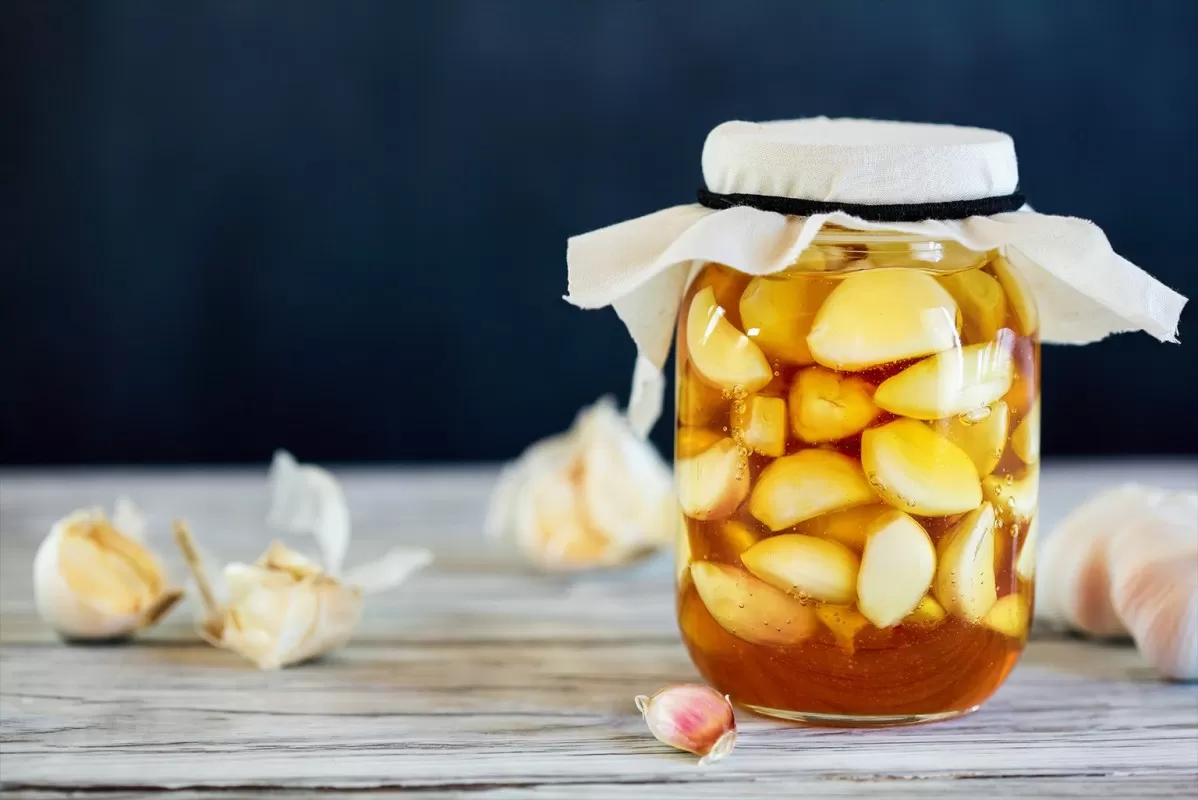 Bí Quyết Tăng Sức Đề Kháng Từ Tự Nhiên: Tỏi Ngâm Mật Ong – Thần Dược Cho Hệ Miễn Dịch
