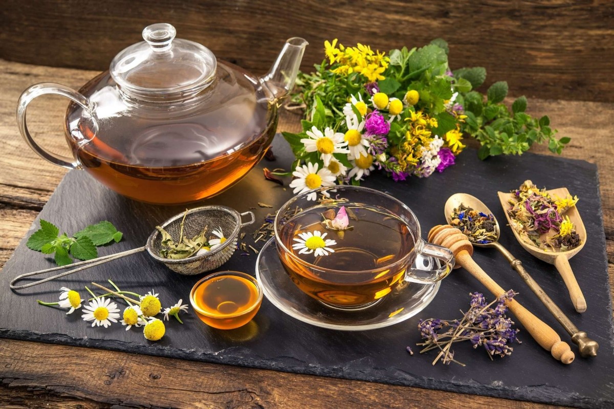Uống Trà Thảo Mộc Thế Nào Cho Đúng? – Chuyên Gia Hướng Dẫn Cách Dùng An Toàn, Hiệu Quả