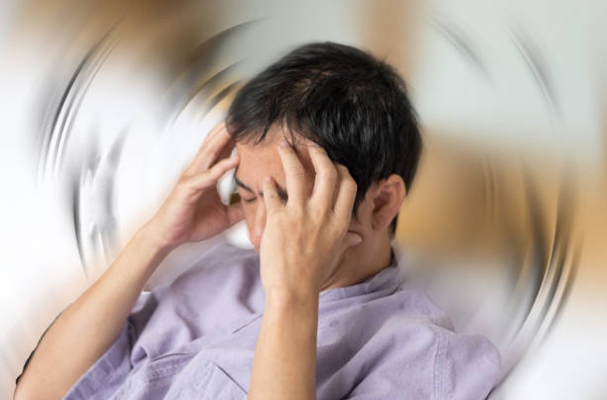 Thức dậy bị chóng mặt: 7 nguyên nhân thầm lặng dễ bị bỏ qua